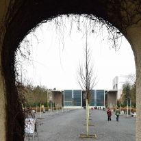 Blick durch den Torbogen des alten Krematoriums
