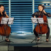 Berührende Klänge auf dem Cello von Grace Sohn und Begleitung